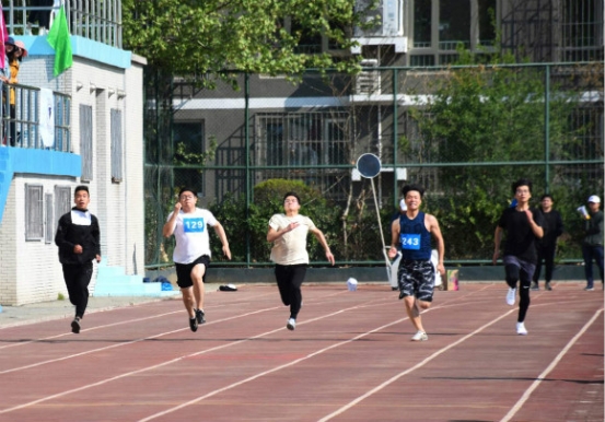 运动员在跑道上挥洒汗水